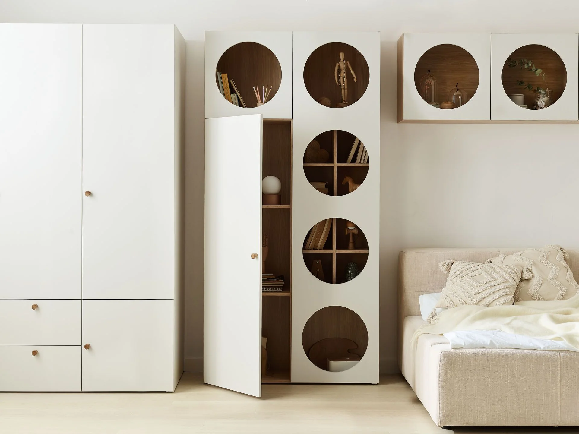 Biała szafa z designerskimi otworami